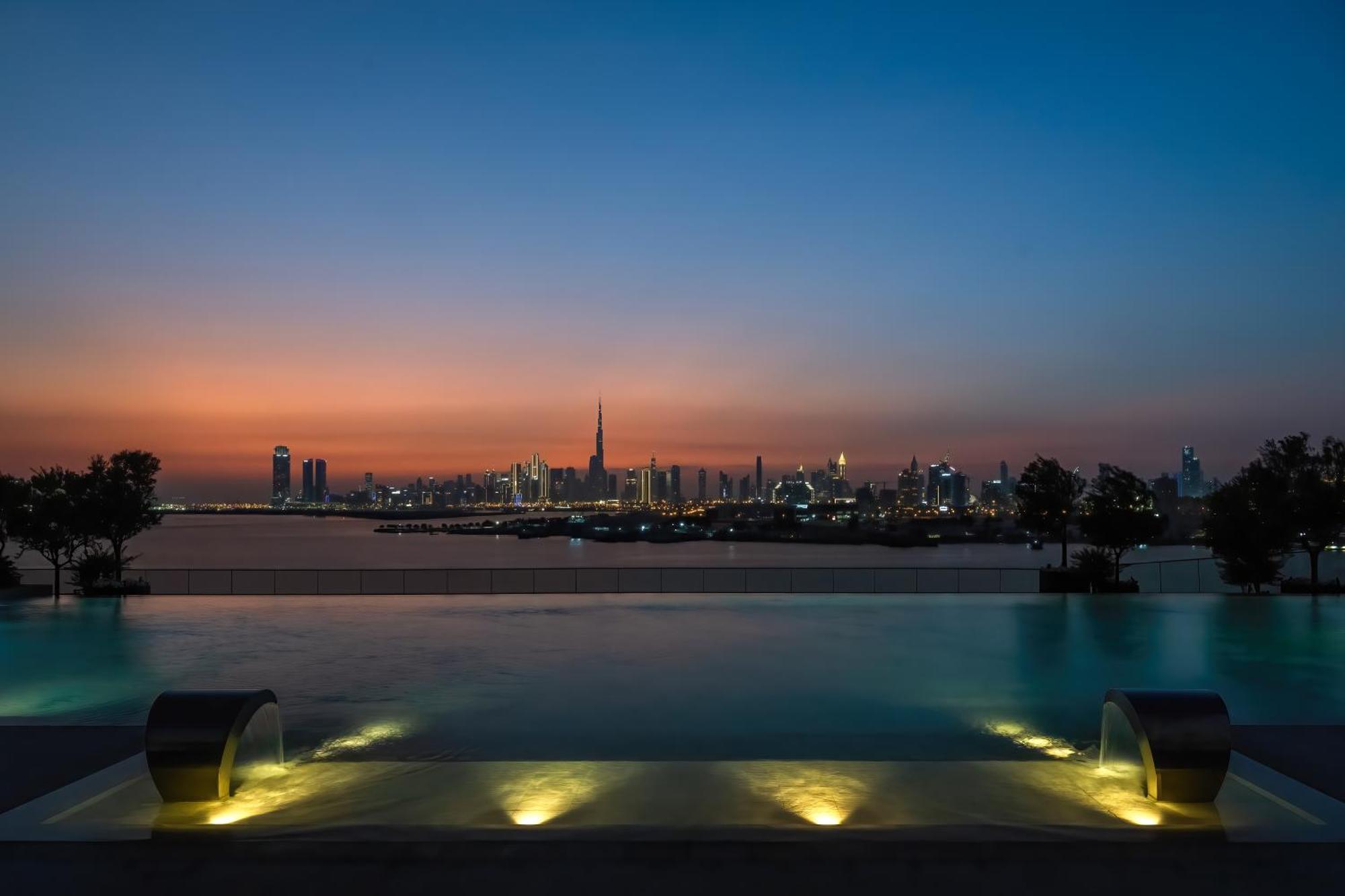 Hotel Address Creek Harbour Dubaj Zewnętrze zdjęcie View of the Dubai skyline from the pool deck